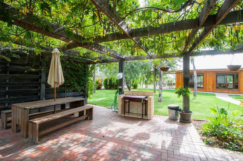 Perricoota Vines Retreat Hotel Moama Exterior photo