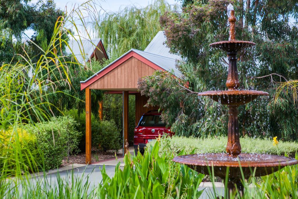 Perricoota Vines Retreat Hotel Moama Room photo